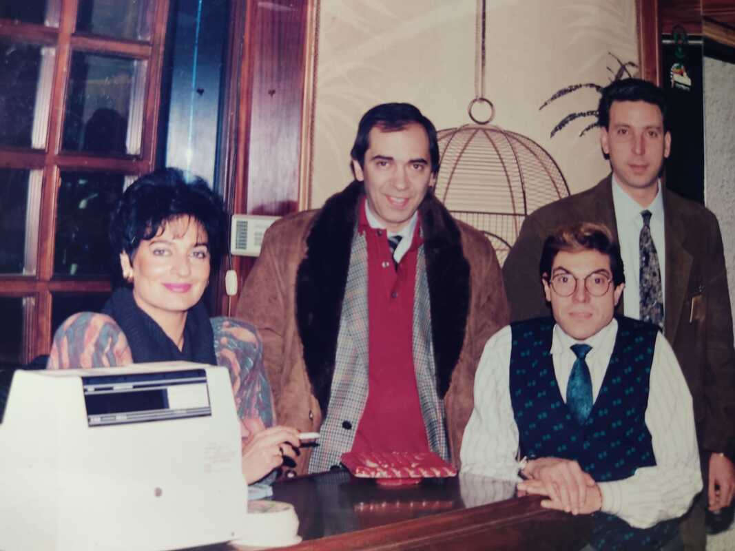 Sasà Capobianco con lo staff tecnico di Radio Kiss Kiss durante la preparazione di una trasmissione negli anni d'oro dell'emittente